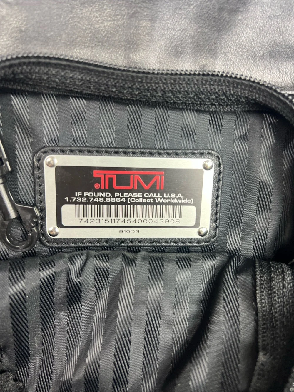 Tumi Black Leather Men's Messenger Crossbody Bag with Red Logo Tag Tumi 910D3